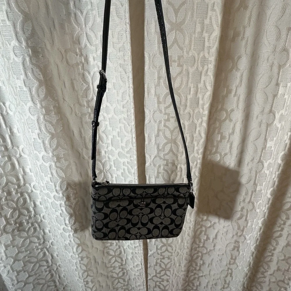 Coach Signature Logo Crossbody Black/Gray Silver Hardware Zip Top Lined F52175